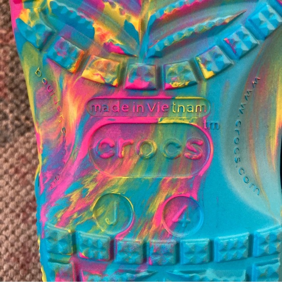 NEW Rainbow Tie Dye Crocs Size J4 - Picture 8 of 9